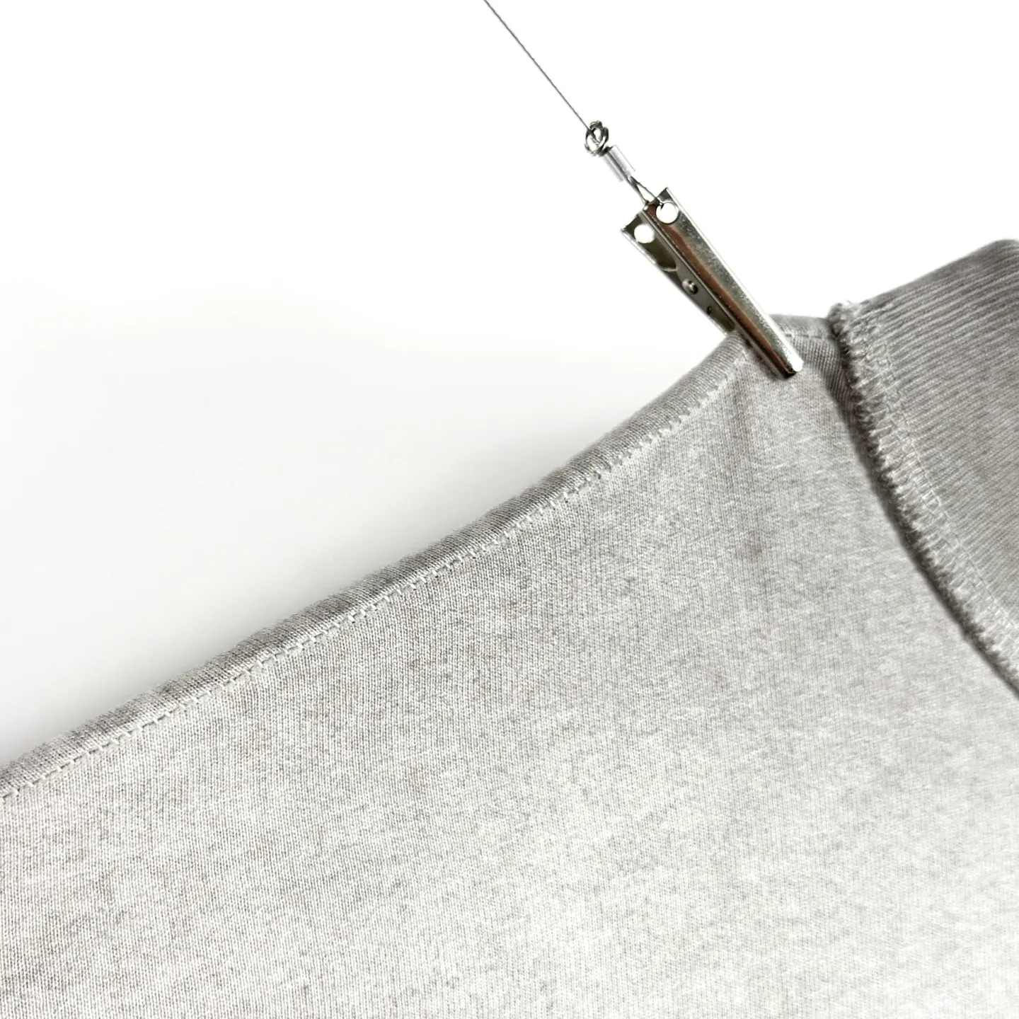 P118 # CVT-14 Saint Reversed neckline + shoulder stitching + single stitching on the hem + special frying technology for ready-made garments + multi-position knife cutting + heavy Assute fermentation mill wash. Special stitching is used on the shoulders. This is a common craft on vintage waistcoats in the 1990s. It can enhance the structural sense of the tailoring of the entire garment. The upper body is also more three-dimensional and fit-fitting.